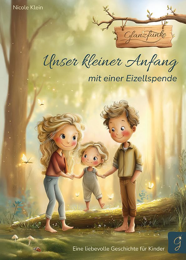 Glanzfunke Kinderbuch – Unser kleiner Anfang mit einer Eizellspende Kinderbuch „Glanzfunke –Unser kleiner Anfang mit einer Eizellspende“ – liebevolle Illustration einer Familie mit Kind im Wald